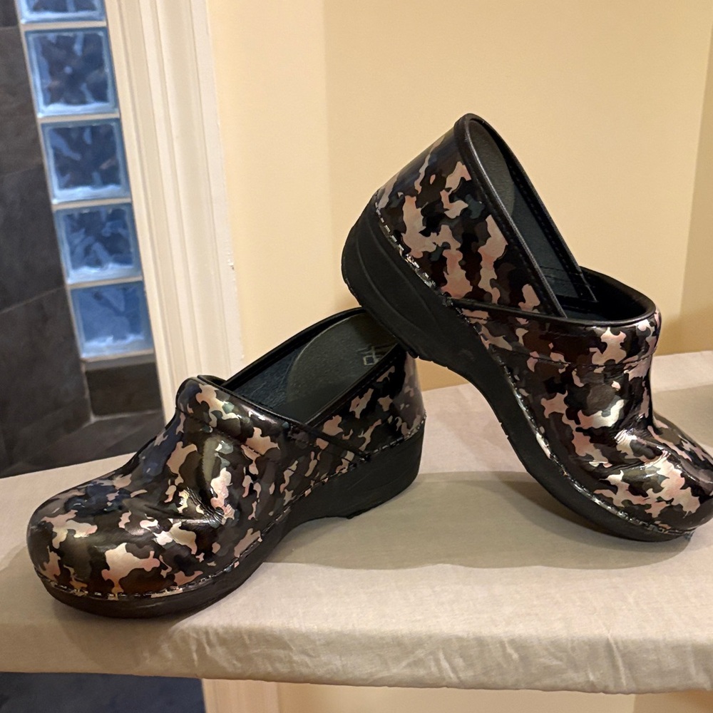 Dansko clogs XP 2.0 Clog Camouflage patent leather Size 38 women’s EUC